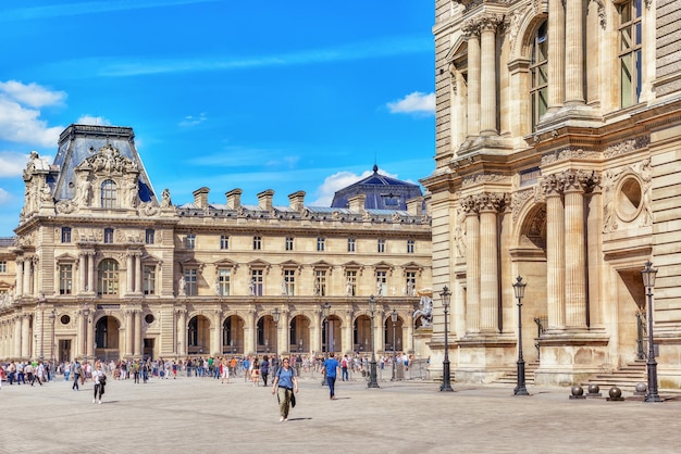 PARIS FRANCE 06 JUILLET 2016 Musée du Louvre avec des touristes Le Louvre est le plus grand musée au monde avec près de 35 000 objets historiques