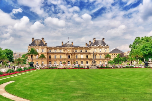 PARIS FRANCE 08 JUILLET 2016 Palais du Luxembourg et parc à Paris le Jardin du Luxembourg l'un des plus beaux jardins de Paris France