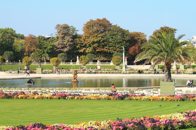 PARIS FRANCE 10 SEPTEMBRE 2018 Vue du parc du Luxembourg à Paris avec des fleurs et des touristes