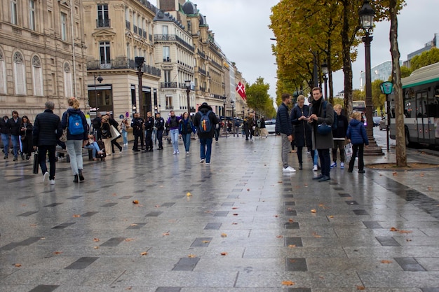 Photo paris france 13 octobre 2022 personnes dans la rue de paris près de l'arc de triomphe à paris