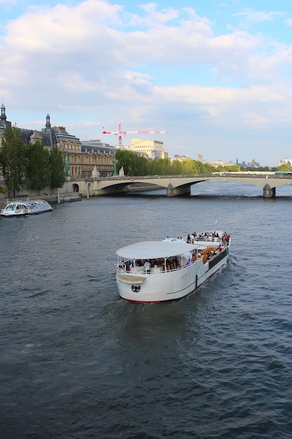 Paris France 26 août 2019 Les touristes profitent d'une excursion en bateau sur la Seine près du Louvre