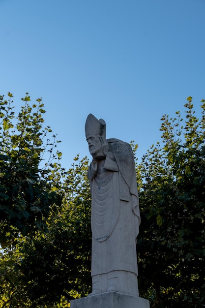 Paris France 27 août 2021 Statue de Saint Denis sur la place Suzanne Buisson