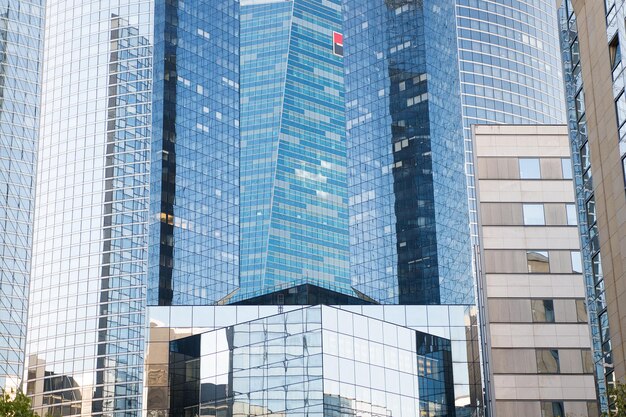 Paris, France - 29 septembre 2017 : vitres et murs. Gratte-ciel à façade de verre La Défense. Bâtiments de la tour. Construction de bâtiments. Architecture et structure. Surfaces réfléchissantes. Réflexion.