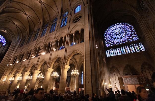 PARIS FRANCE 31 DÉCEMBRE 2011 Cathédrale Notre Dame de Paris panorama intérieur de vitraux arcs en ogive colonnes et peintures sur les murs