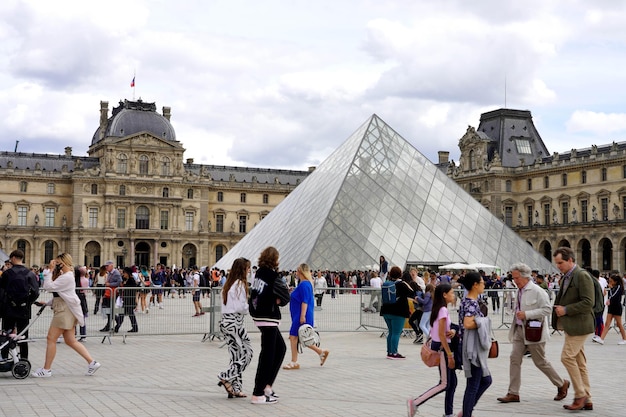 PARIS FRANCE 6 JUIN 2022 Pyramide du Louvre à Paris France