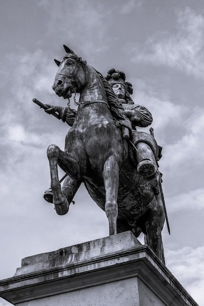 Paris France26 septembre 2017 Statue du roi Louis XIV en noir et blanc