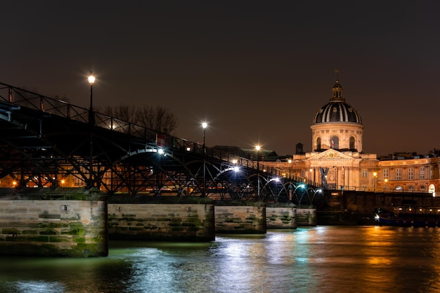 Paris, pont d'art et institut de France, reflet des lumières dans la Seine, paysage de la ville