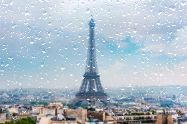 Paris sous une pluie battante, il pleut jour à Paris, gouttes sur la fenêtre