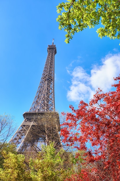 Paris, tour Eiffel par une belle journée de printemps