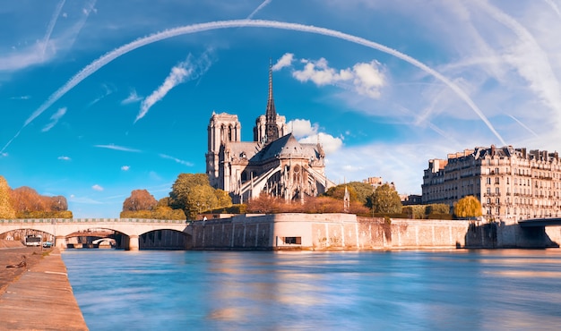 Paris, vue sur la Seine avec la cathédrale Notre-Dame