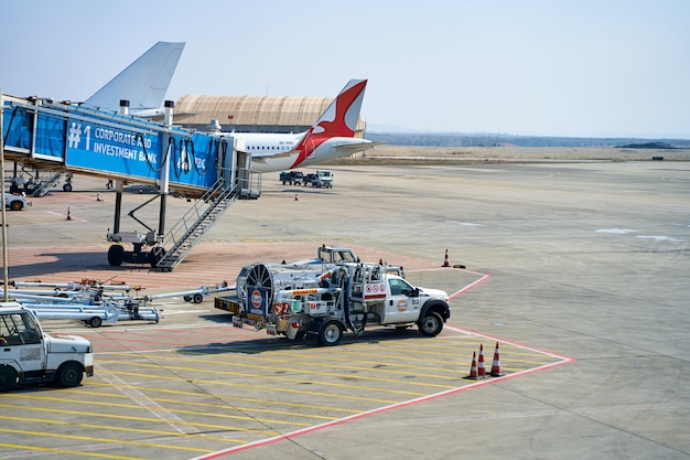 Parking avion près du terminal de l'aéroport. Tbilissi, Géorgie - 16.03.2021