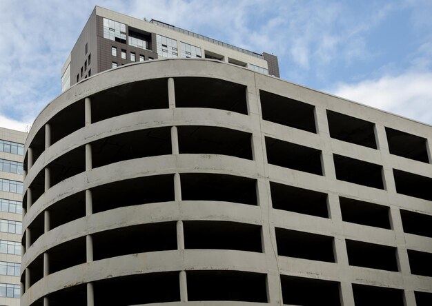 Photo un parking avec un bâtiment gris en arrière-plan.