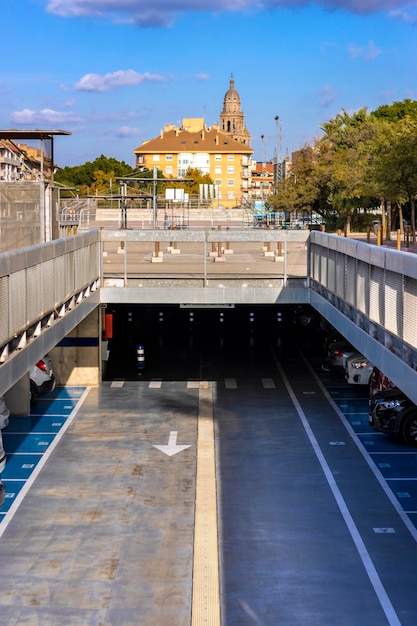 Parking de la caserne d'artillerie à Murcie Espagne avec la cathédrale en arrière-plan