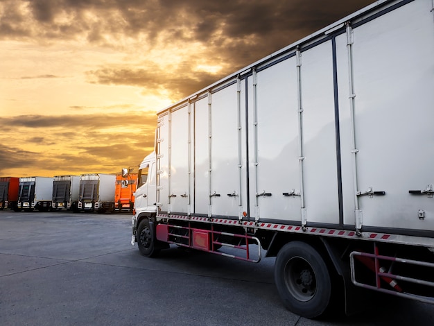 Parking de conteneurs de camions avec ciel coucher de soleil