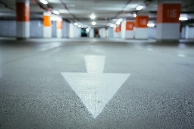 Photo parking couvert en sous-sol asphalte et parkings vides