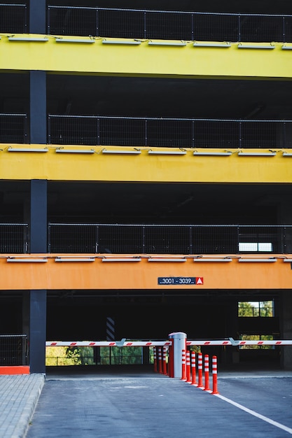 Parking dans un immeuble résidentiel. Parking souterrain extérieur pour voitures