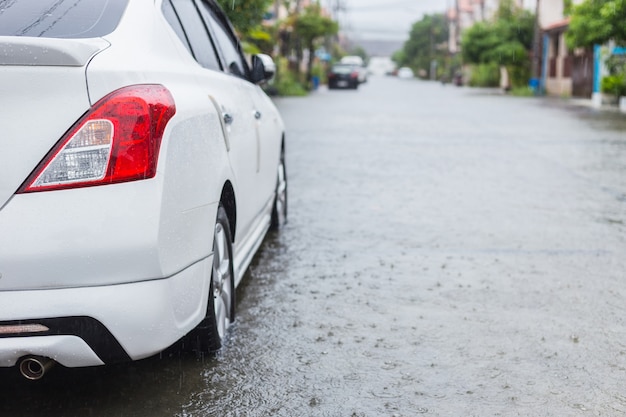 Parking dans la rue du village pendant qu&#39;il pleut