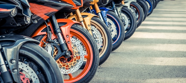 Parking groupe motos sur la rue de la ville en été