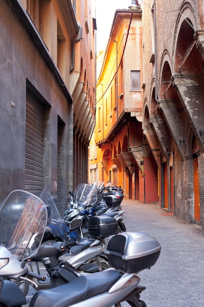 Parking moto sur la vieille rue étroite de Bologne
