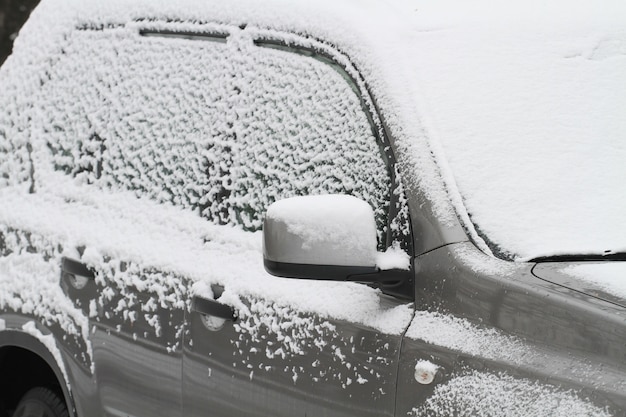 un parking avec de la neige