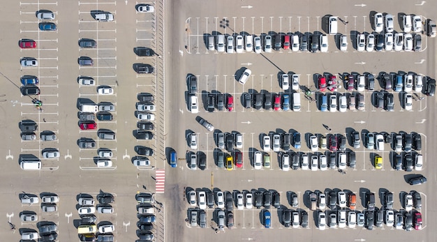 Parking avec de nombreuses voitures vue aérienne du drone supérieur d'en haut, transport urbain et concept urbain