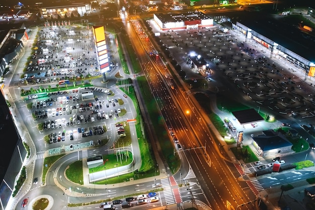 Parking de nuit à proximité des centres commerciaux vu à vol d'oiseau