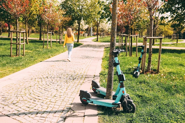 Parking pour scooters électriques sur la place près du quartier des affaires Service de location de scooters électriques de la ville Partage de coups de pied Scooters debout de manière erratiqueISTANBUL TURQUIE 22 MAI 2022