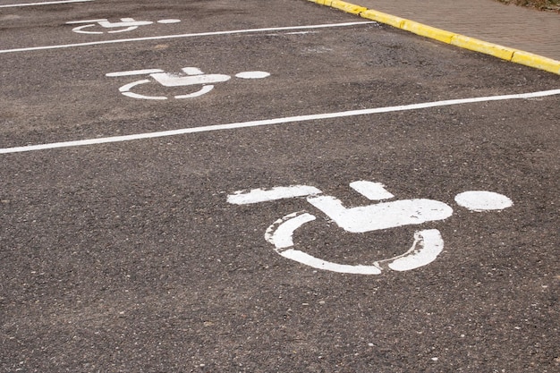 Parking pour voitures avec panneau réservé aux personnes handicapées