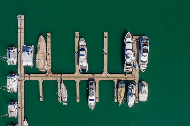 Parking pour yachts et hors-bords sur la mer