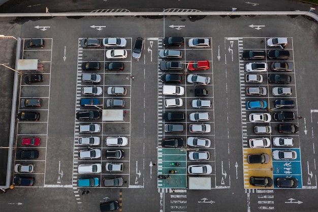 Parking près de la vue aérienne du centre commercial