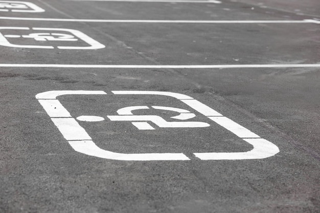 Un parking avec un signe handicap dessus