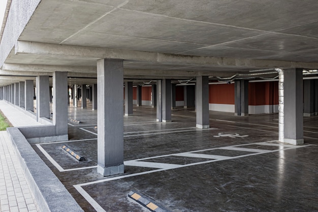 Un parking souterrain est situé sous le bâtiment résidentiel. Une place pour le stationnement et le stockage des véhicules personnels des résidents d'un immeuble à plusieurs étages.