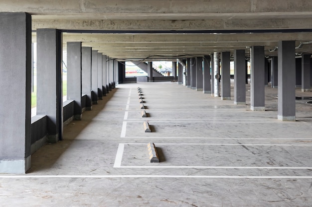 Parking souterrain situé sous l'immeuble résidentiel. Lieu de stockage pour le transport personnel des résidents de la ville.