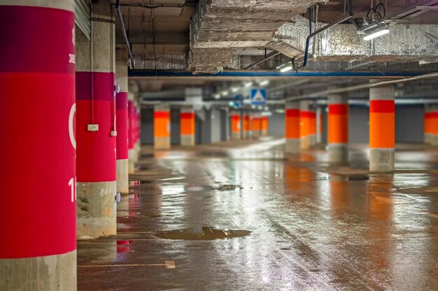 Parking souterrain vide dans le centre commercial