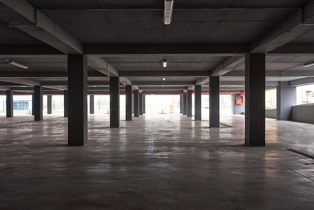 Parking souterrain vide ou intérieur de garage avec colonnes en béton