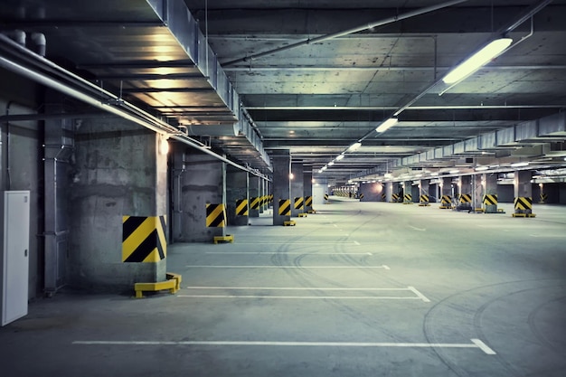 Photo un parking souterrain vide