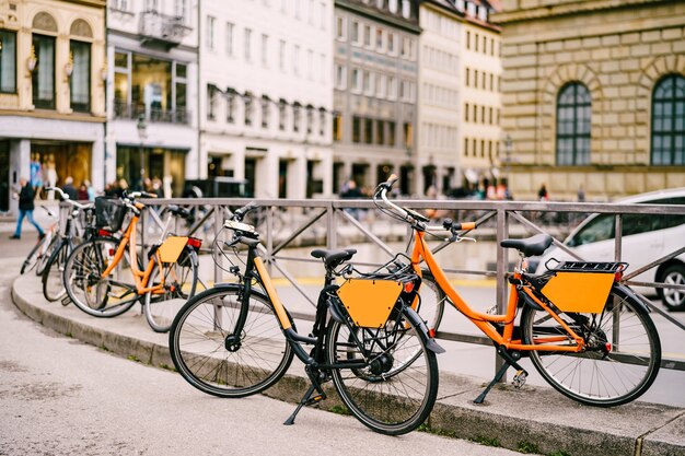 Photo parking vélo au centre des immeubles de bureaux location vélos