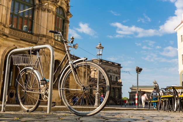 Parking à vélos dans l'ancienne ville européenne