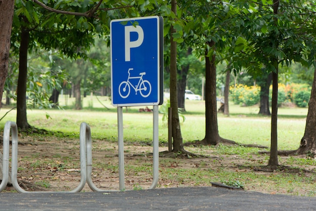 Parking à vélos dans un parc public.