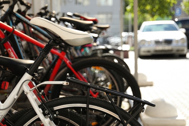 Parking à vélos avec différents vélos, mise au point sélective.