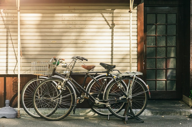 Parking à vélos vintage dans la rue au Japon