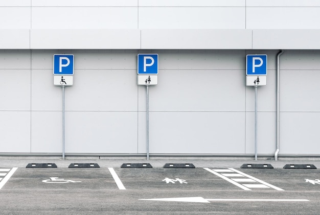 Photo parking vide avec places de stationnement pour familles et personnes handicapées