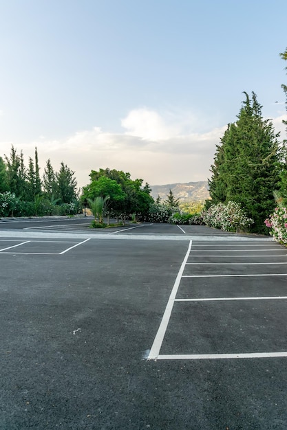 Parking vide pour les voitures dans le parc