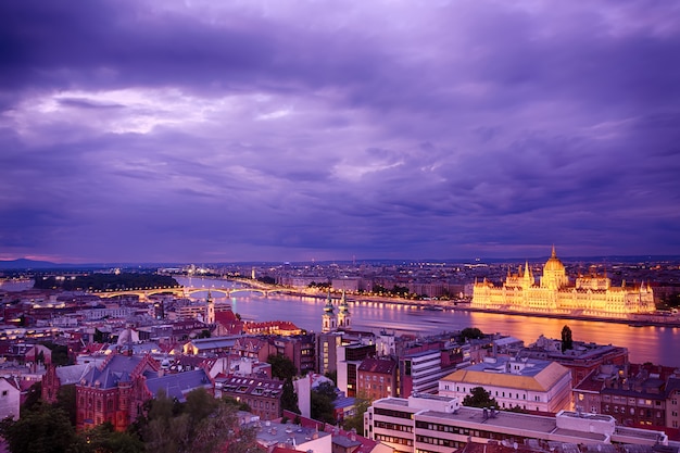 Parlement et bord de la rivière à Budapest en Hongrie au coucher du soleil