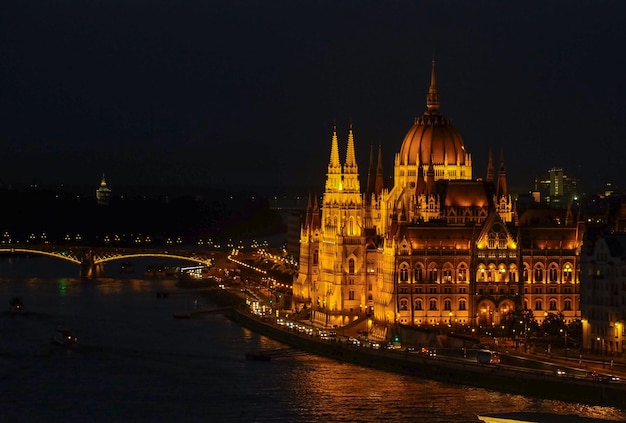 Parlement de Budapest en Hongrie la nuit sur le Danube