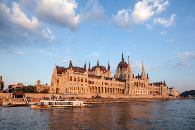 Parlement de Budapest. vue du bâtiment. coucher de soleil et Danube