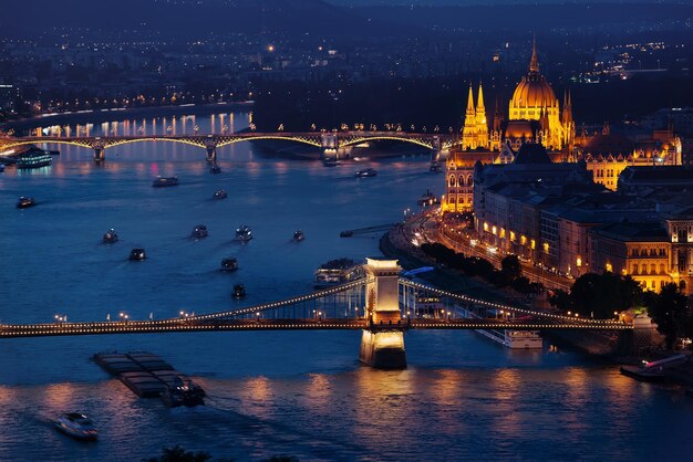 Photo le parlement et les célèbres ponts de budapest