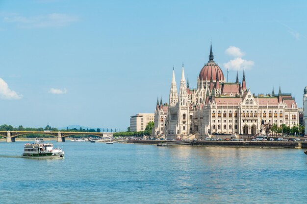 Parlement hongrois debout sur la rive du Danube Pest et bateaux de voyage naviguant sur le fleuve à Budapest Hongrie