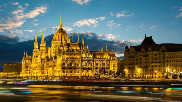 Parlement hongrois illuminé au coucher du soleil à Budapest