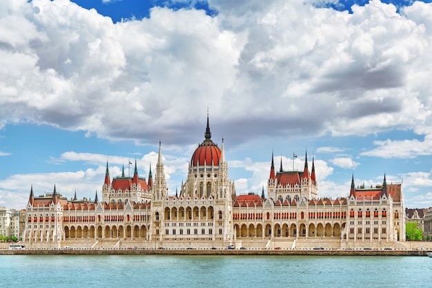 Parlement hongrois pendant la journée. Budapest. L'un des plus beaux édifices de la capitale hongroise.